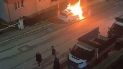 Bursa’da farklı bölgelerde meydana gelen araç yangınları, vatandaşlar tarafından cep