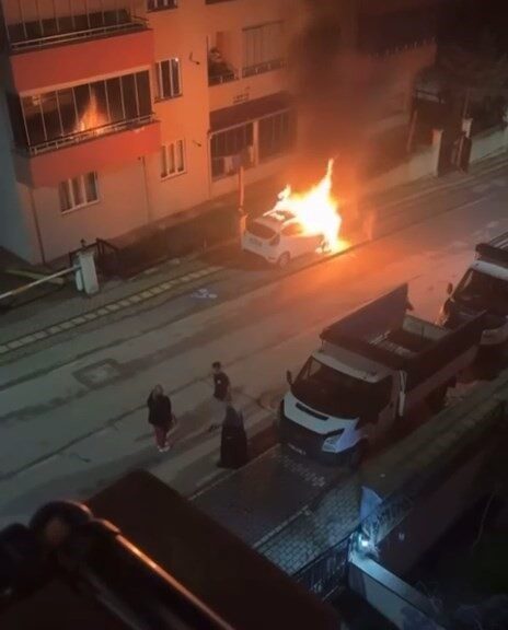 Bursa’da farklı bölgelerde meydana gelen araç yangınları, vatandaşlar tarafından cep