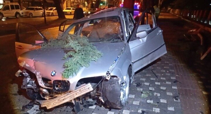 Bursa’da meydana gelen trafik kazasında, bir otomobil kontrolden çıkarak kaldırımda