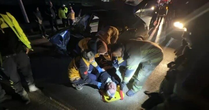 Bursa’da meydana gelen trafik kazasında, kontrolden çıkan bir otomobil bariyerlere