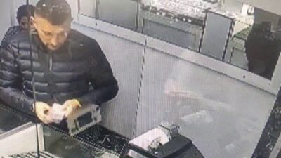 Bursa’da, kuyumcuları sahte gram altın ile dolandıran şahıslar, polis tarafından