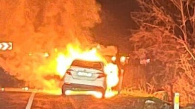 Bir araç Bursa’nın Kestel ilçesinde seyir halindeyken alev aldı. Saat