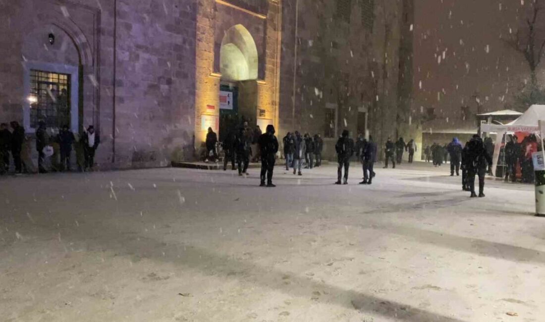 Bursa’da 2026 yılının ilk sabah namazında binlerce kişi, tarihi Ulucami’ye