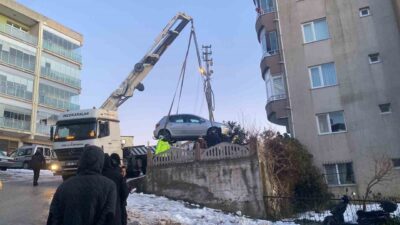 Sinop’ta meydana gelen bir kazada, sürücüsü direksiyon hakimiyetini kaybeden bir