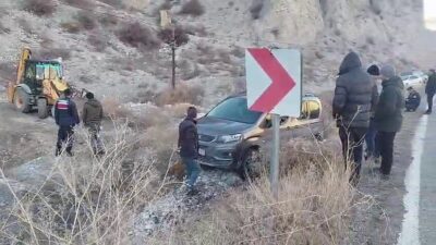 Erzurum-Artvin karayolunda buzlanma nedeniyle bir aracın yoldan çıkıp yol kenarına