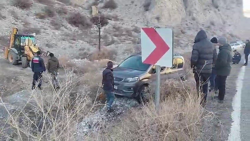 Erzurum-Artvin karayolunda buzlanma nedeniyle bir aracın yoldan çıkıp yol kenarına