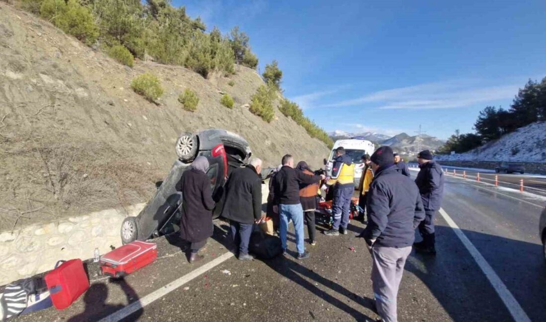 Kastamonu’nun Hanönü ilçesinde meydana gelen bir kazada otomobilin buzlu yolda