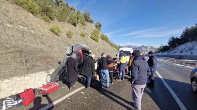 Kastamonu’nun Hanönü ilçesinde meydana gelen bir kazada otomobilin buzlu yolda