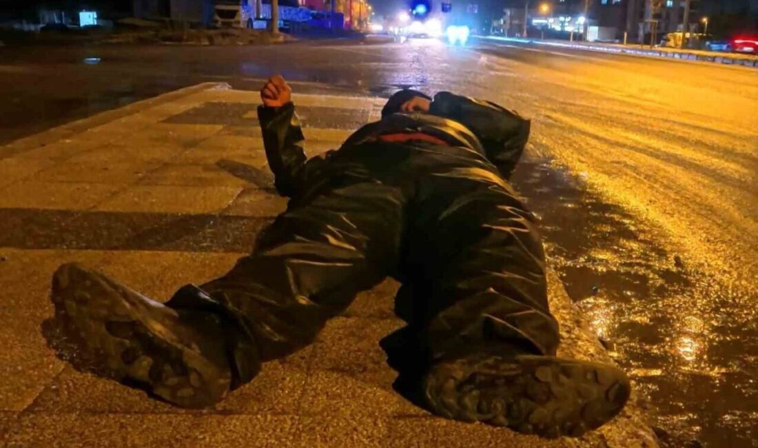 Aksaray’da bir motosiklet sürücüsü, buzlu yolda kaza yaparak yaralandı. Olay,