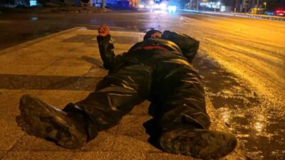 Aksaray’da bir motosiklet sürücüsü, buzlu yolda kaza yaparak yaralandı. Olay,