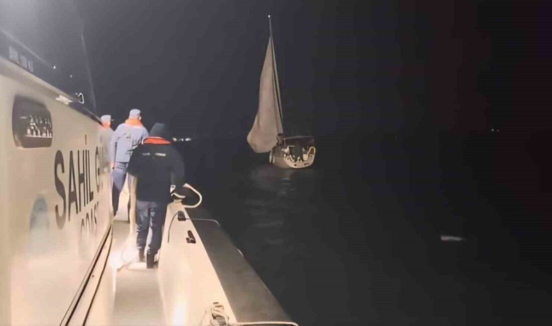 Çanakkale Boğazı’nda Bozcaada yakınlarında makine arızası nedeniyle sürüklenen yelkenli tekne