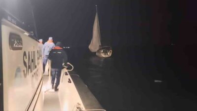 Çanakkale Boğazı’nda Bozcaada yakınlarında makine arızası nedeniyle sürüklenen yelkenli tekne