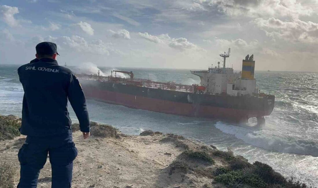 Çanakkale Valiliği tarafından yapılan açıklamada, Bozcaada açıklarında lodos fırtınası nedeniyle