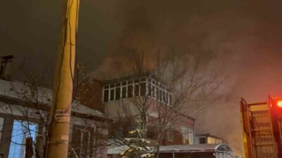 Melikgazi ilçesinde bulunan bir 3 katlı binanın çatısında meydana gelen