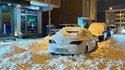Muş’ta bir binanın beşinci katından kayan kar yığını, park halindeki