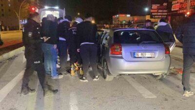 Çorum’da meydana gelen trafik kazasında, trafik ışıklarında bekleyen çekiciye arkadan