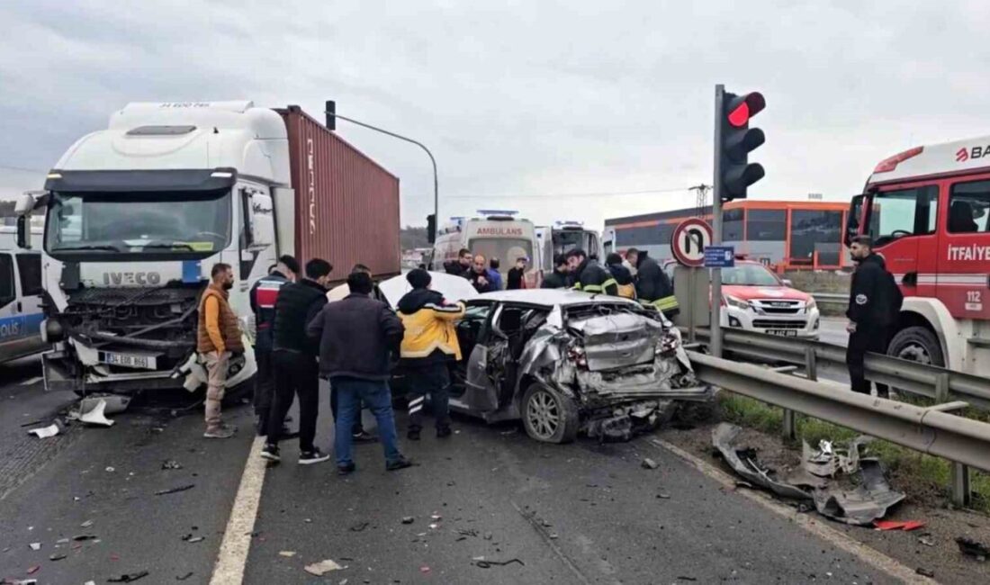 Çerkezköy ilçesinde meydana gelen trafik kazasında tırın otomobile çarpması sonucu