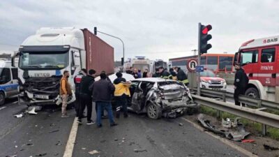 Çerkezköy ilçesinde meydana gelen trafik kazasında tırın otomobile çarpması sonucu