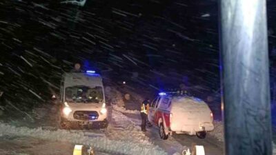 Çermik ilçesinde kışın etkisiyle mahsur kalan bir ambulans, Çermik Belediyesi