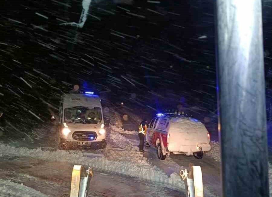 Çermik ilçesinde kışın etkisiyle mahsur kalan bir ambulans, Çermik Belediyesi