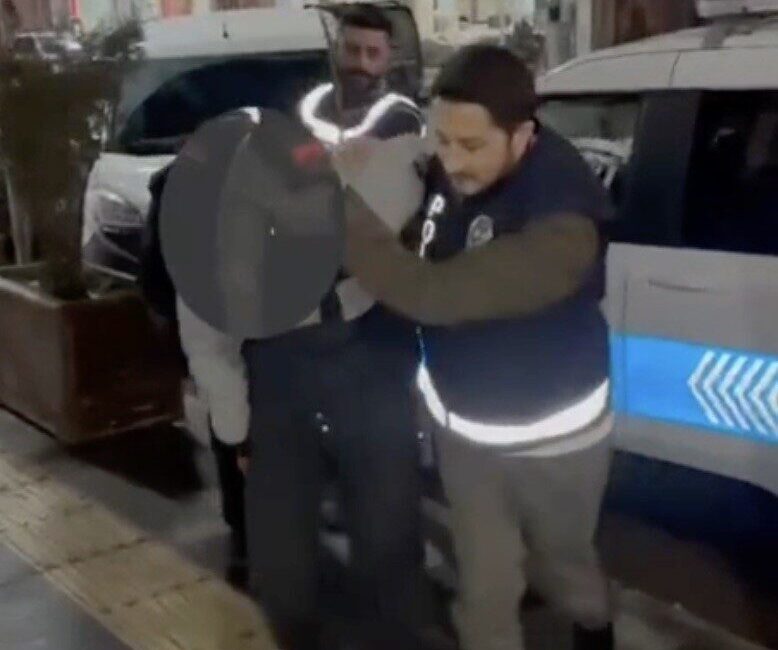 Çorum’un Sungurlu ilçesinde polis ekipleri, aranmakta olan 2 hükümlüyü yakaladı.