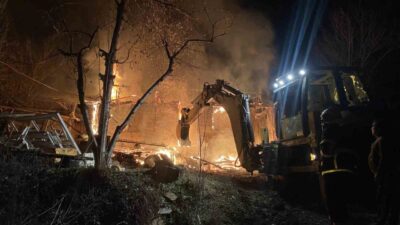 Çorum’un Laçin ilçesinde meydana gelen yangın sonucunda bir eve ve