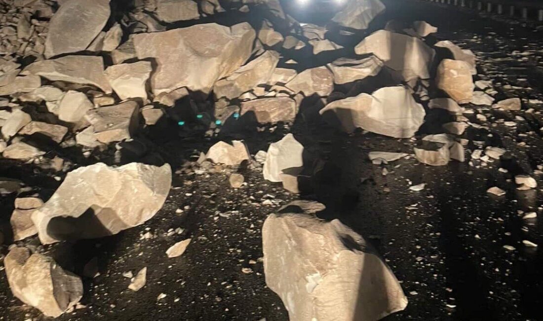 Birecik İlçesi’nde Dağdan Kopan Kayalar Yolu Kapattı Şanlıurfa’nın Birecik ilçesinde