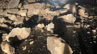 Birecik İlçesi’nde Dağdan Kopan Kayalar Yolu Kapattı Şanlıurfa’nın Birecik ilçesinde