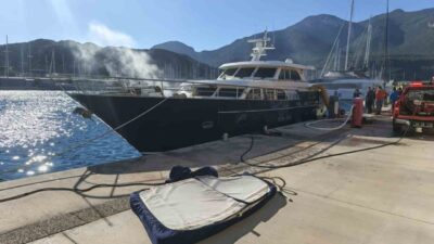 Datça ilçesinde bulunan bir marinada demirli olan bir motoryatta meydana