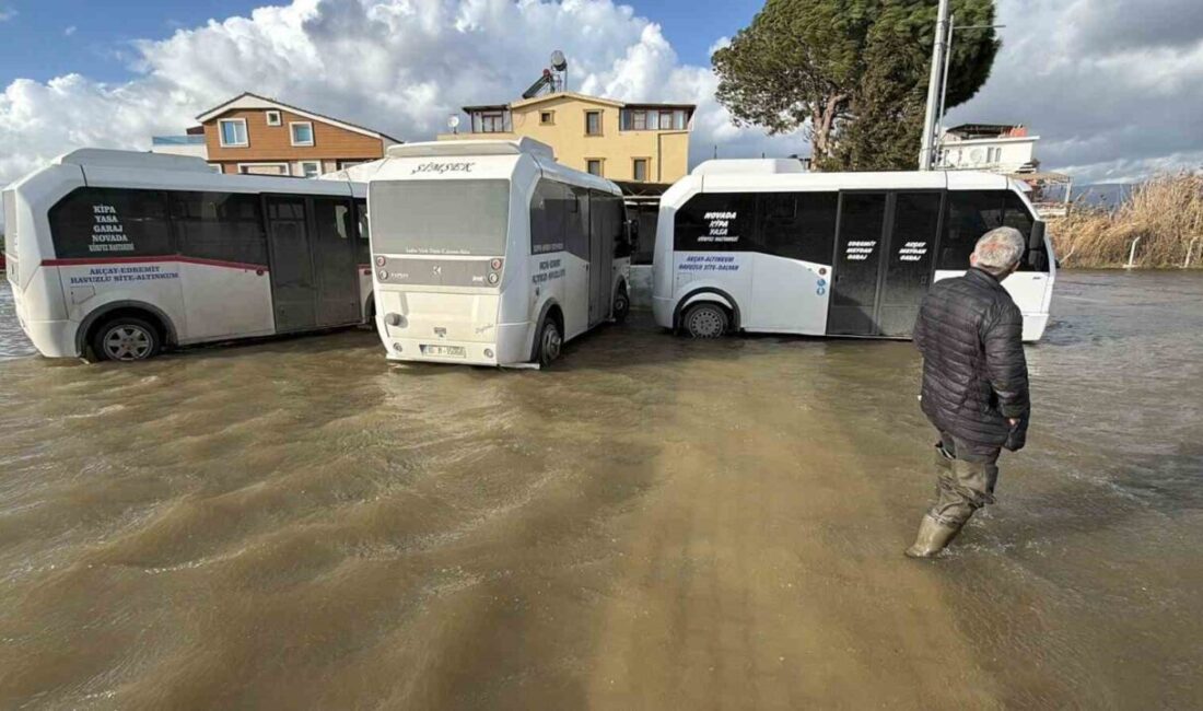 Lodos fırtınasının etkisiyle Balıkesir’in Edremit ilçesine bağlı Altınkum Mahallesi’nde deniz