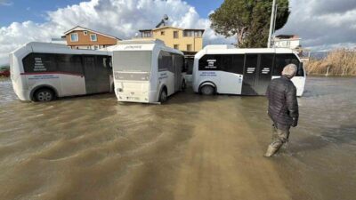 Lodos fırtınasının etkisiyle Balıkesir’in Edremit ilçesine bağlı Altınkum Mahallesi’nde deniz