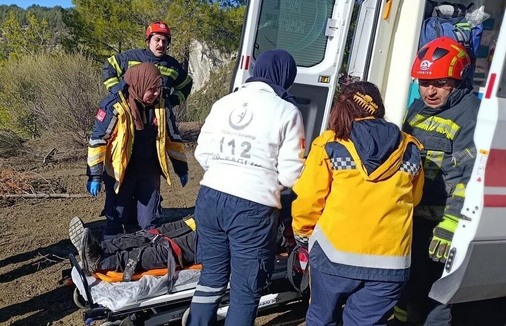 Denizli’nin Çameli ilçesinde, zorlu arazi koşullarında kontrolü kaybeden bir traktör