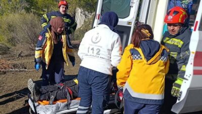 Denizli’nin Çameli ilçesinde, zorlu arazi koşullarında kontrolü kaybeden bir traktör