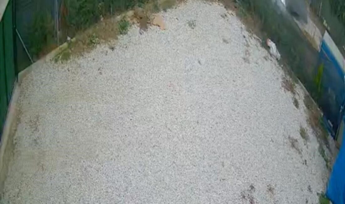 Bir sürücü, Bursa’da aracını kullanırken kontrolü kaybederek bir hobi evinin