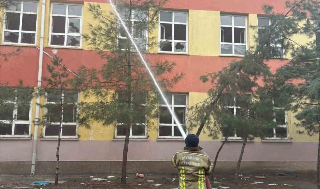 Ortaokulda Yıkım Nedeniyle Boşaltılan Bina Yangınla Sarsıldı Diyarbakır’da, yıkım kararı