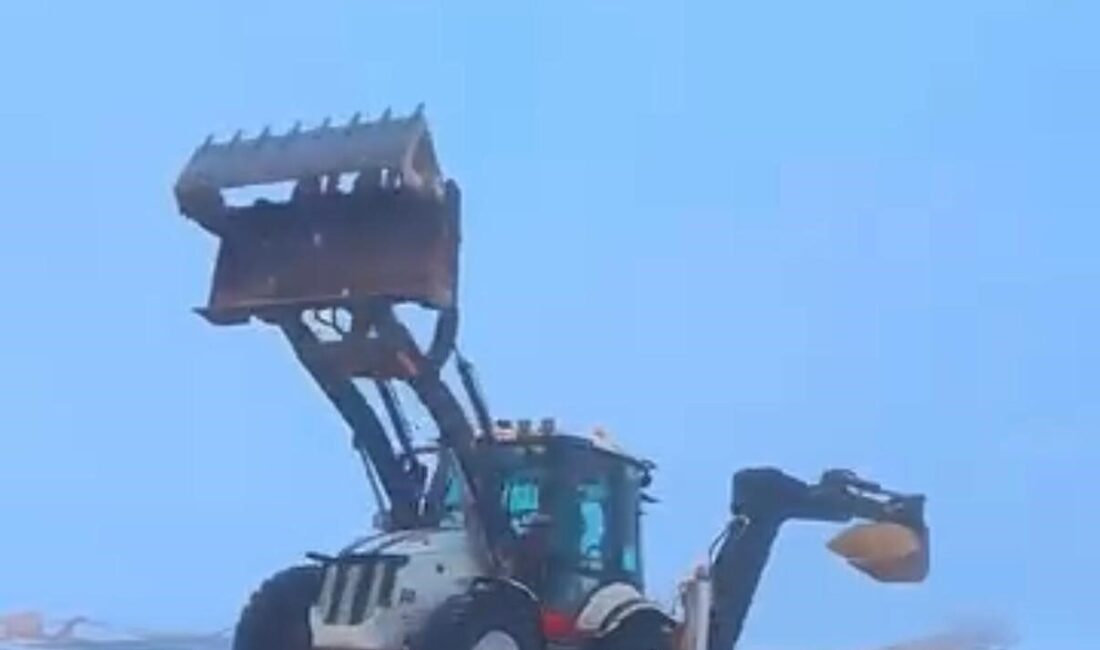 Bir kepçe operatörü, Diyarbakır’da bulunan karlı alanda iş makinesiyle drift