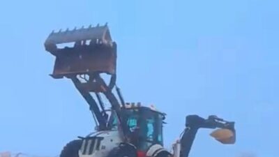 Bir kepçe operatörü, Diyarbakır’da bulunan karlı alanda iş makinesiyle drift