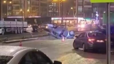 Diyarbakır’da bir aracın sürücüsü direksiyon hakimiyetini kaybederek takla attı. Olayda