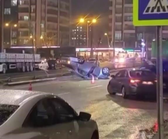 Diyarbakır’da bir aracın sürücüsü direksiyon hakimiyetini kaybederek takla attı. Olayda
