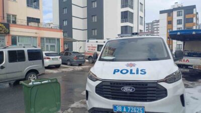 Kayseri’nin Melikgazi ilçesinde, iddiaya göre duş aldıktan sonra fenalaşarak yerde