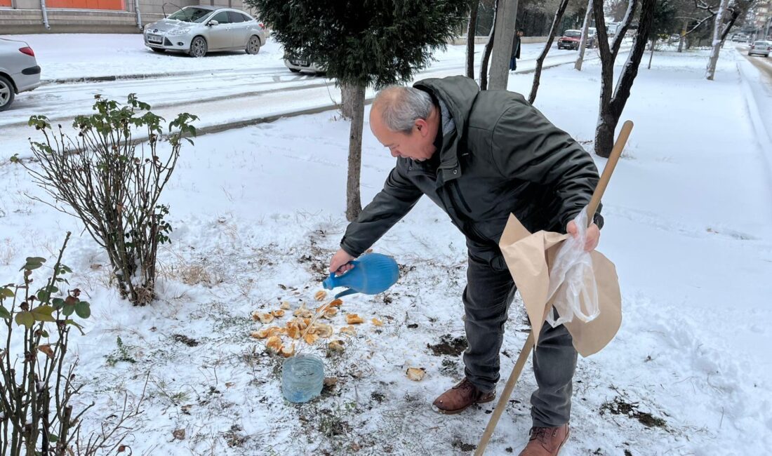 Yerköy’de uzun süredir beklenen kar yağışının ardından, bir esnafın sergilediği