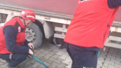 Edremit ilçesinde geri manevra yapan bir kamyonun altında kalan vatandaş,