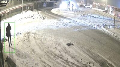 Elazığ’da, kar ve buzlanma sebebiyle kayan bir tır, kavşaktaki refüje