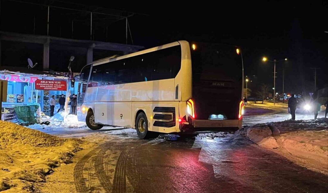 Elazığ’da bir otobüs, karlı ve buzlu yolda kayarak devrilmekten son