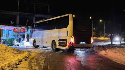 Elazığ’da bir otobüs, karlı ve buzlu yolda kayarak devrilmekten son