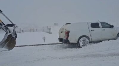 Elazığ’ın Sivrice ilçesinde yolları kapatan kar ve tipi nedeniyle mahsur