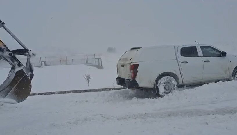 Elazığ’ın Sivrice ilçesinde yolları kapatan kar ve tipi nedeniyle mahsur