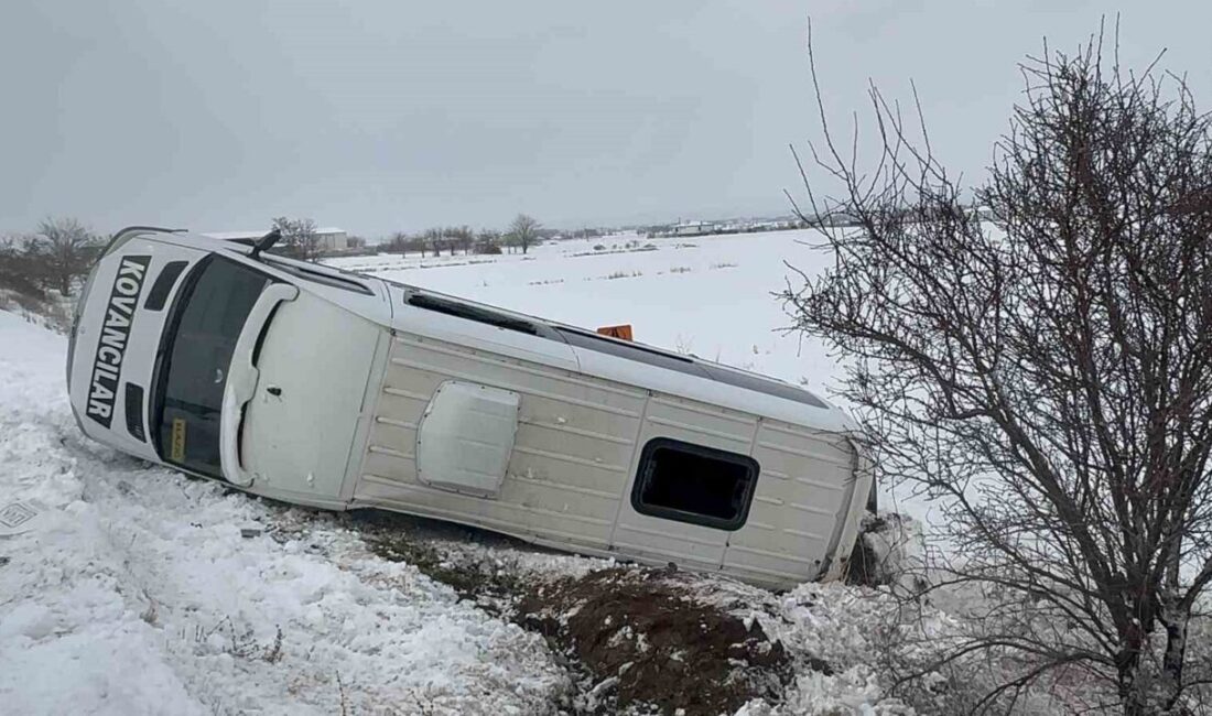Elazığ’da kar yağışının neden olduğu bir trafik kazasında minibüsün şarampole