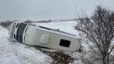 Elazığ’da kar yağışının neden olduğu bir trafik kazasında minibüsün şarampole