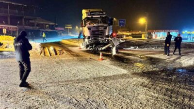 Elazığ’da kar ve buzlanma nedeniyle meydana gelen bir kaza, Karakoçan